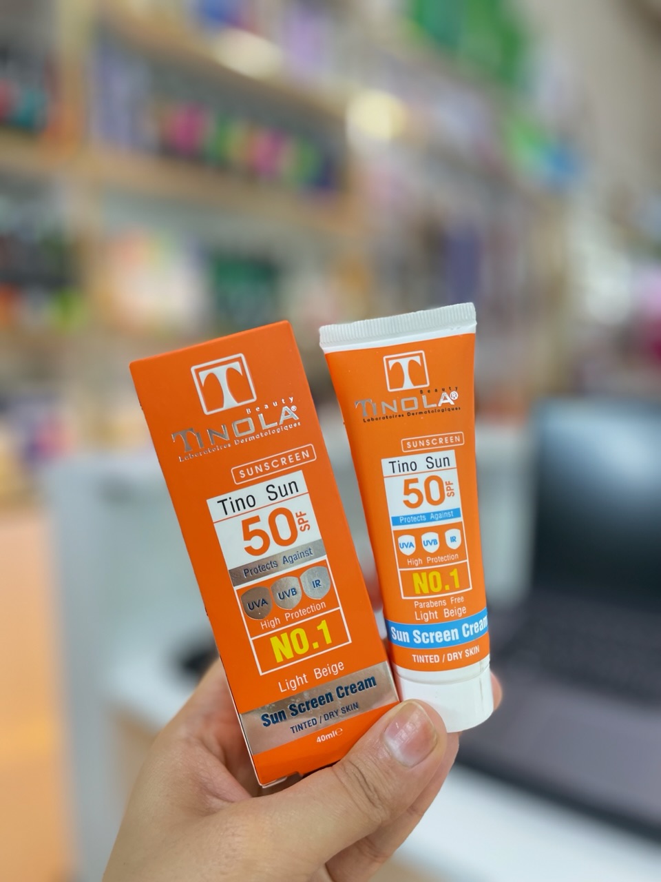 ضدآفتاب تینولا TINOLA رنگی SPF 50 مناسب پوست خشک بژ روشن  